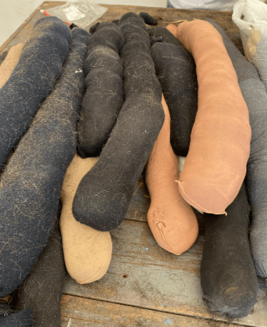 TENTÁCULOS DE MEDIAS RELLENAS CON CABELLO HUMANO PARA FILTRAR EL AGUA DEL&nbsp;RIO