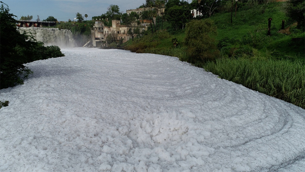espuma tóxica